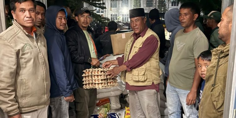 Penyerahan bantuan sembako Pemda Bener Meriah, minggu (14/12/2025). Foto : Ist