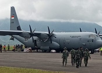 Pengangkutan hasil pertanian menggunakan pesawat hercules milik TNI AU di Bandara Rembele Bener Meriah, rabu 17/12/2025. Foto : Ist
