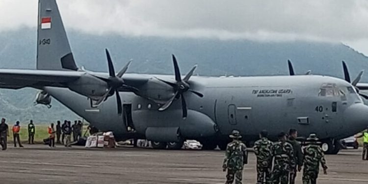 Pengangkutan hasil pertanian menggunakan pesawat hercules milik TNI AU di Bandara Rembele Bener Meriah, rabu 17/12/2025. Foto : Ist