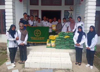 Purna Paskibraka Indonesia (PPI) Aceh Selatan bekerja sama dengan Forum Diskusi Tenaga Honorer Aceh Selatan saat menyalurkan bantuan kepada masyarakat, Foto : Ist