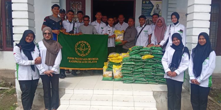 Purna Paskibraka Indonesia (PPI) Aceh Selatan bekerja sama dengan Forum Diskusi Tenaga Honorer Aceh Selatan saat menyalurkan bantuan kepada masyarakat, Foto : Ist