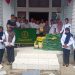 Purna Paskibraka Indonesia (PPI) Aceh Selatan bekerja sama dengan Forum Diskusi Tenaga Honorer Aceh Selatan saat menyalurkan bantuan kepada masyarakat, Foto : Ist