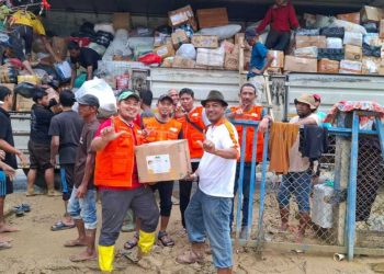 Penyerahan bantuan JNE kepada masyarakat di Kabupaten Aceh Tamiang, jumat (19/12/2025). Foto : Dok JNE