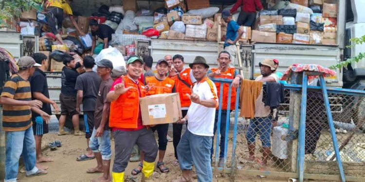 Penyerahan bantuan JNE kepada masyarakat di Kabupaten Aceh Tamiang, jumat (19/12/2025). Foto : Dok JNE