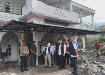 Ketua Pusat PMI Jusuf Kalla meninjau  Mesjid Lampahan Kec.Timang Gajah yang terdampak Banjir dan Longsor, Jumat (19/12/2025). Foto: Ist