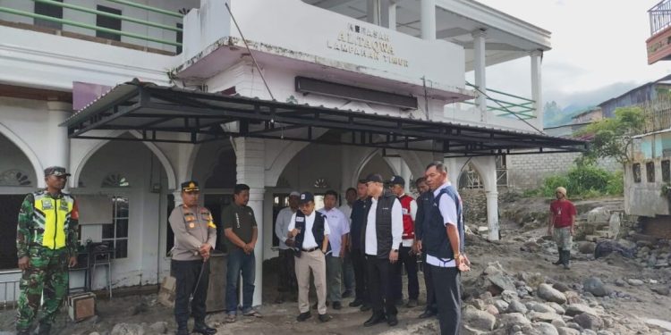 Ketua Pusat PMI Jusuf Kalla meninjau  Mesjid Lampahan Kec.Timang Gajah yang terdampak Banjir dan Longsor, Jumat (19/12/2025). Foto: Ist