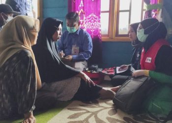Relawan PMI Bener Meriah saat memeriksa kesehatan korban banjir di desa Singah mulo, Minggu (21/12/2025). Foto : Doc PMI Bener Meriah