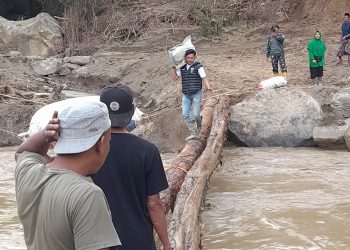 Keadaan Jembatan Darurat masyarakat yang terdampak banjir dan Longsor. Foto : Ist