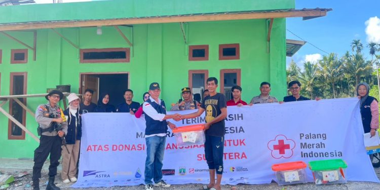 PMI Bener Meriah saat menyalurkan bantuan kepada masyarakat di beberapa desa di Kec.Timang Gajah. Foto: Doc PMI