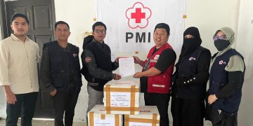 Ketua PMI Bener Meriah dr. Jawahir Syahputra, M.K.M. saat penyerahan Handscoon Steril kepada perwakilan RSIA Azalia dr. Win Ichda, Kamis (25/12/2025). Foto : Doc PMI