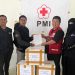 Ketua PMI Bener Meriah dr. Jawahir Syahputra, M.K.M. saat penyerahan Handscoon Steril kepada perwakilan RSIA Azalia dr. Win Ichda, Kamis (25/12/2025). Foto : Doc PMI
