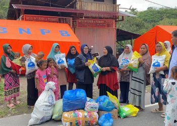 Sutarmi Anggota DPRA bersama Relawan saat menyalurkan bantuan kepada masyarakat .Senin (29/12/2025). Foto : Herman