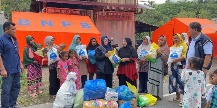 Sutarmi Anggota DPRA bersama Relawan saat menyalurkan bantuan kepada masyarakat .Senin (29/12/2025). Foto : Herman