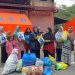 Sutarmi Anggota DPRA bersama Relawan saat menyalurkan bantuan kepada masyarakat .Senin (29/12/2025). Foto : Herman