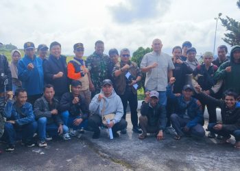 Saat pemulangan pengungsi asal pulau jawa, di Bandara Rembele Bener Meriah. Senin (29/12/2025). Foto : doc PMI BM