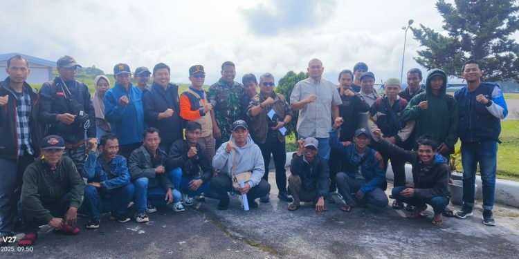 Saat pemulangan pengungsi asal pulau jawa, di Bandara Rembele Bener Meriah. Senin (29/12/2025). Foto : doc PMI BM