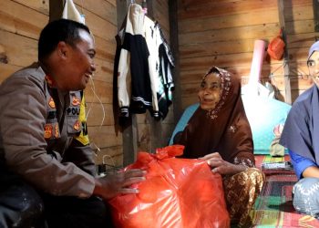 Kapolres Bener Meriah AKBP Aris Cai Dwi Susanto saat menyalurkan bantuan kepada masyarakat, Senin (29/12/2025). Foto : Humas Polres BM