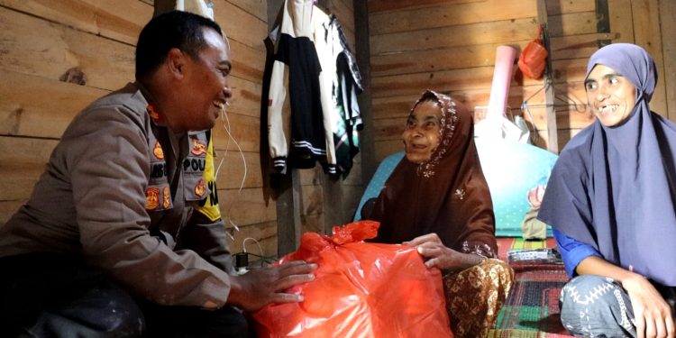 Kapolres Bener Meriah AKBP Aris Cai Dwi Susanto saat menyalurkan bantuan kepada masyarakat, Senin (29/12/2025). Foto : Humas Polres BM
