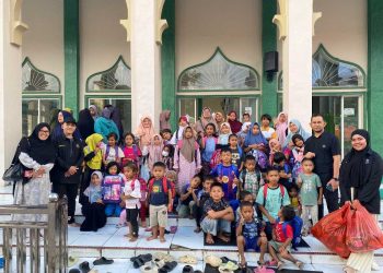 Tim  trauma healing dari Dosen IAIN Takengon bersama anak-anak korban bencana longsor dan banjir. Foto : Ist