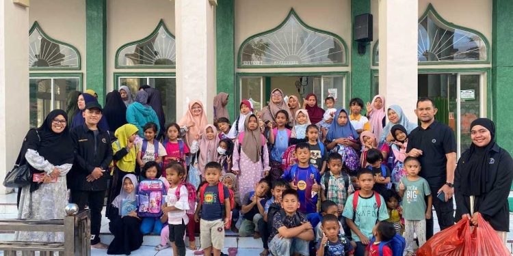 Tim  trauma healing dari Dosen IAIN Takengon bersama anak-anak korban bencana longsor dan banjir. Foto : Ist