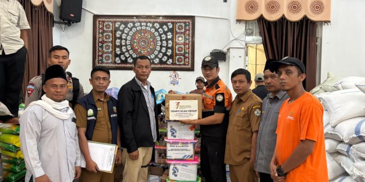 BAZNAS RI didampingi Baitul Mal Bener Meriah saat Penyerahan bantuan Logistik kepada masyarakat korban bencana, Rabu (31/12/2025). Foto : Doc Baitul Mal BM