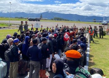 Proses pemulangan pengungsi asal Jawa dari Bandara Rembele Bener Meriah, sabtu (20/12/2025). Foto: Ist