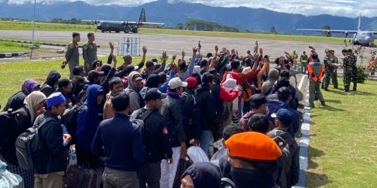 Proses pemulangan pengungsi asal Jawa dari Bandara Rembele Bener Meriah, sabtu (20/12/2025). Foto: Ist