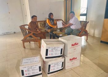 Ketua PMI Bener Meriah dr. Jawahir Syahputra.M.K.M saat meyerahkan bantuan Handscoon (sarung tangan) kepada Rumah Sakit Muyang Kute yang diwakili Ns. Raihana Kasi Pelayanan Medik. Selasa (30/12/2025). Foto : Doc PMI BM