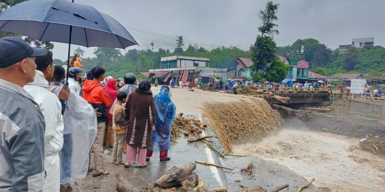 Kondisi Jembatan saat kejadian banjir di jalan utama simpang tiga menuju pondok baru, Foto : Ist