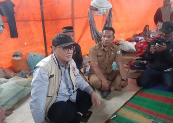 Bupati Tagore saat mengunjungi masayarakat di pengungsian, Foto : Ist