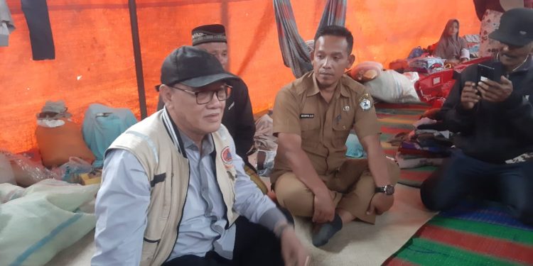 Bupati Tagore saat mengunjungi masayarakat di pengungsian, Foto : Ist