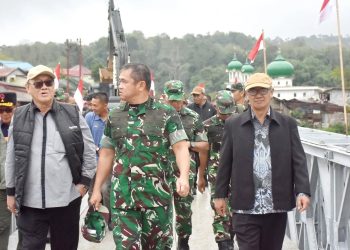 Jenderal Maruli Simanjuntak bersama Bupati dan Wabup Bener Meriah saat meresmikan Jembatan Bailey di Lintas Takengon-Bireuen. Kamis (8/1/2026). Foto: Prokopim BM