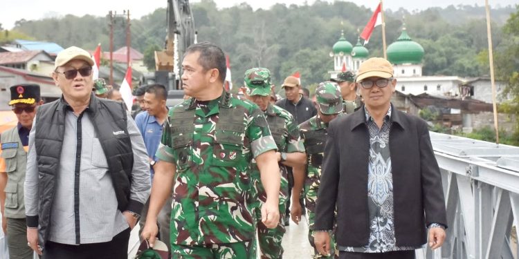 Jenderal Maruli Simanjuntak bersama Bupati dan Wabup Bener Meriah saat meresmikan Jembatan Bailey di Lintas Takengon-Bireuen. Kamis (8/1/2026). Foto: Prokopim BM