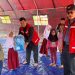 Ketua PMI Bener Meriah dr, Jawahir Syahputra,M.K.M bersama pegurus saat menyerahkan bantuan tas sekolah kepada anak-anak di Wih Tenang Uken, Senin (19/1/2025). Foto: Doc PMI BM
