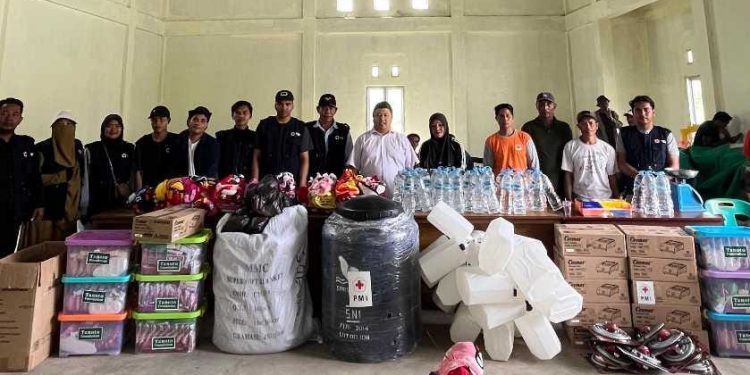 PMI Bener Meriah saat menyalurkan bantuan kepada masyarakat, Rabu (7/1/2026). Foto: Doc PMI BM