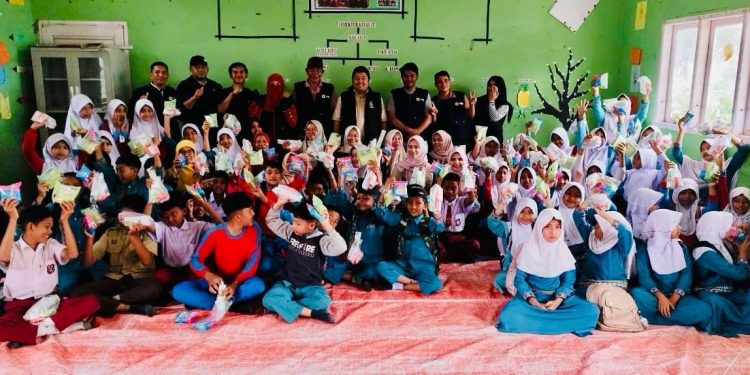 PMI Bener Meriah, saat bersama anak-anak Sekolah Dasar di lampahan, Kamis (8/1/2026). Foto : Doc PMI BM