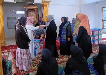 Ketua Tim Penggerak PKK Kabupaten Bener Meriah, Hj. Meutia Fauziah Tagore saat menyalurkan bantuan kepada masyarakat korban bencana. Jum'at (9/1/2026). Foto: Ist