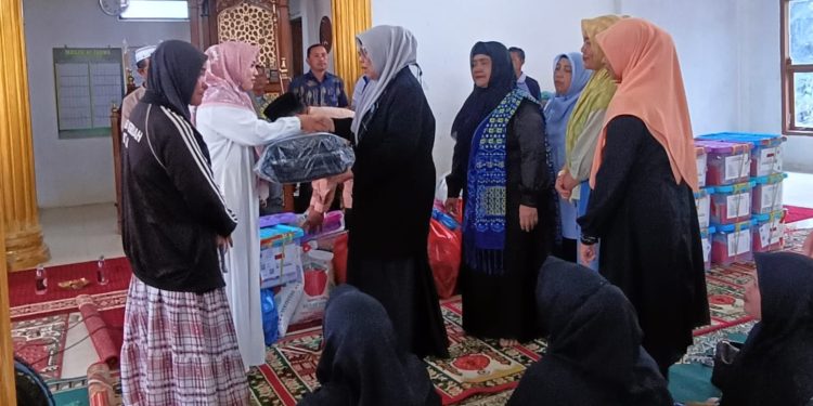 Ketua Tim Penggerak PKK Kabupaten Bener Meriah, Hj. Meutia Fauziah Tagore saat menyalurkan bantuan kepada masyarakat korban bencana. Jum'at (9/1/2026). Foto: Ist