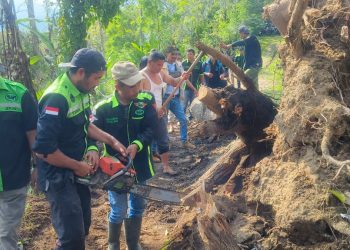 Anggota RAPI bersama para simpatisan saat melaksanakan  pembersihan badan jalan yang tertutup material longsor. Foto : Doc RAPI BM