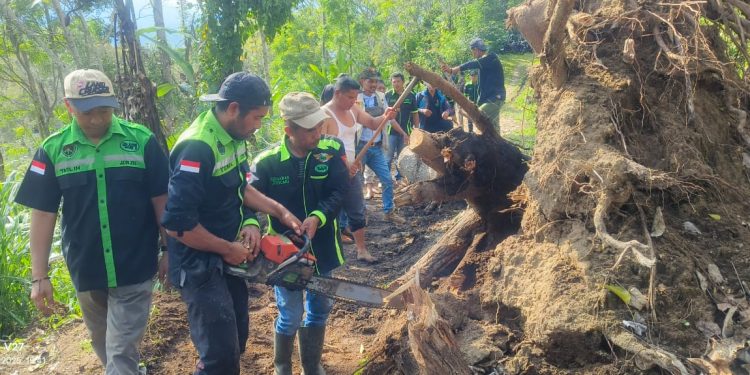 Anggota RAPI bersama para simpatisan saat melaksanakan  pembersihan badan jalan yang tertutup material longsor. Foto : Doc RAPI BM