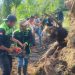 Anggota RAPI bersama para simpatisan saat melaksanakan pembersihan badan jalan yang tertutup material longsor. Foto : Doc RAPI BM