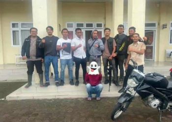 Satreskrim Polres Bener meriah bersama terduga pelaku pembunuhan, Senin (5/1/2025). Foto : Ist