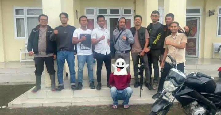 Satreskrim Polres Bener meriah bersama terduga pelaku pembunuhan, Senin (5/1/2025). Foto : Ist