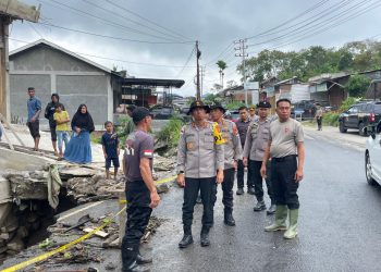 Kapolda Aceh Irjen Pol Drs. Marzuki Ali Basyah, M.M bersama personil saat di lokasi banjir dan longsor, kamis, (1/1/2026). foto : Ist