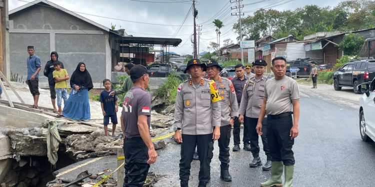 Kapolda Aceh Irjen Pol Drs. Marzuki Ali Basyah, M.M bersama personil saat di lokasi banjir dan longsor, kamis, (1/1/2026). foto : Ist