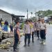 Kapolda Aceh Irjen Pol Drs. Marzuki Ali Basyah, M.M bersama personil saat di lokasi banjir dan longsor, kamis, (1/1/2026). foto : Ist