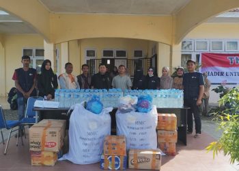 Ketua PMI Bener Meriah dr. Jawahir Syahputra,M.K.M beserta pengurus saat memberikan bantuan masyarakat di pengungsian, Sabtu (3/1/2026). Foto:Doc PMI