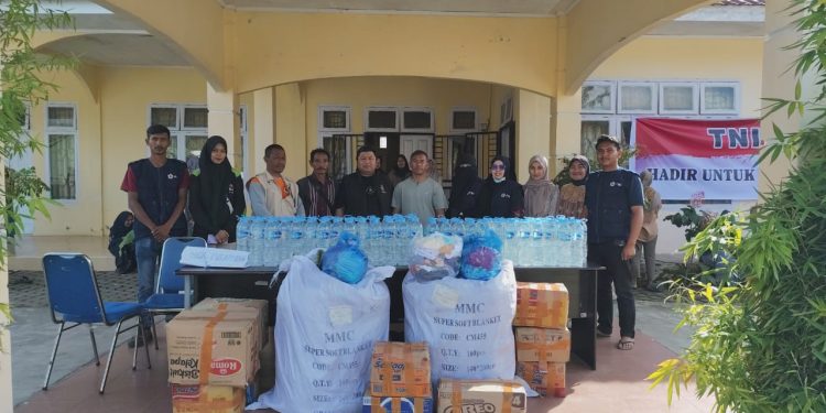 Ketua PMI Bener Meriah dr. Jawahir Syahputra,M.K.M beserta pengurus saat memberikan bantuan masyarakat di pengungsian, Sabtu (3/1/2026). Foto:Doc PMI