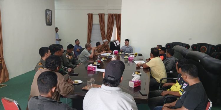 Mediasi persatuan dump truck Bener Meriah aceh tengah dengan Bupati dan wakil bupati, selasa (6/1/2026). Foto : Ist