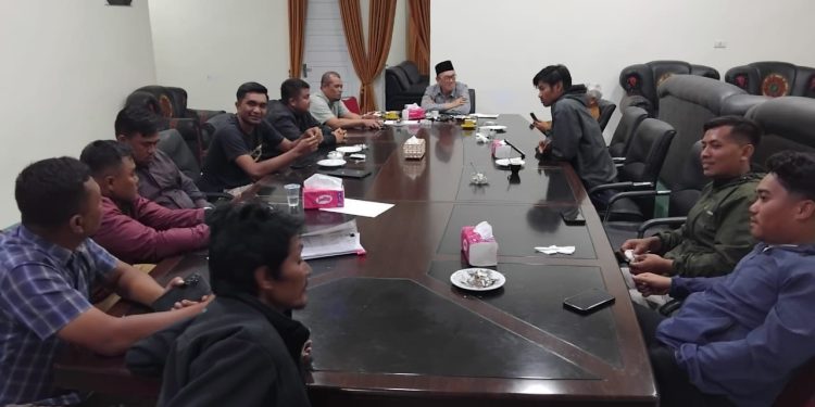 Bupatai Ir. Tagore saat audiemsi bersama Asesosiasi Pemuda Desa Bener Meriah, Selasa (6/1/2026). Foto : Ist